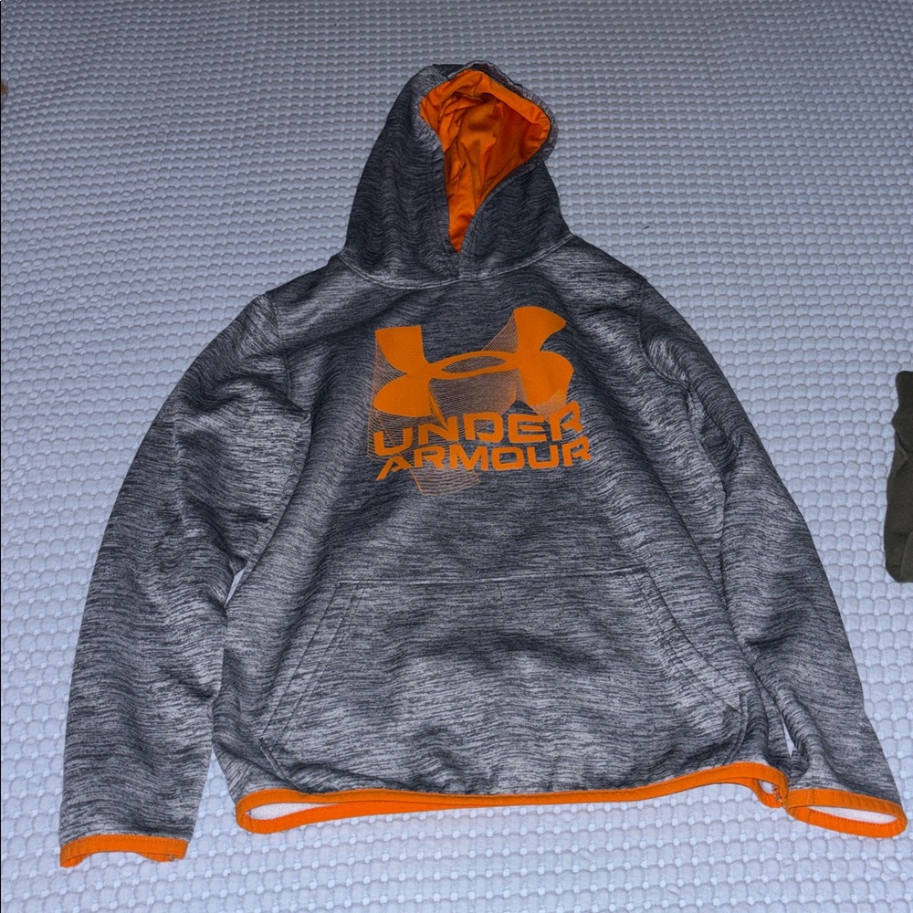 Under Armour, bundle of 5 shirts - 3 sweatshirts, 2 long sleeves -size medium - Picture 4 of 10